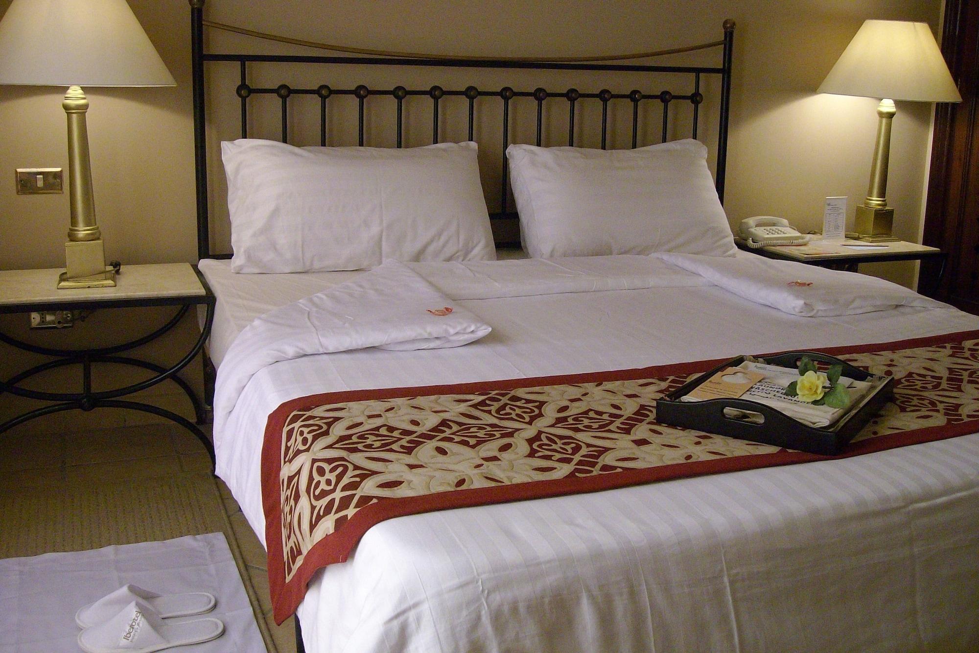 Jaz Makadi Saraya Resort Hurghada Værelse billede A bed with a bed runner