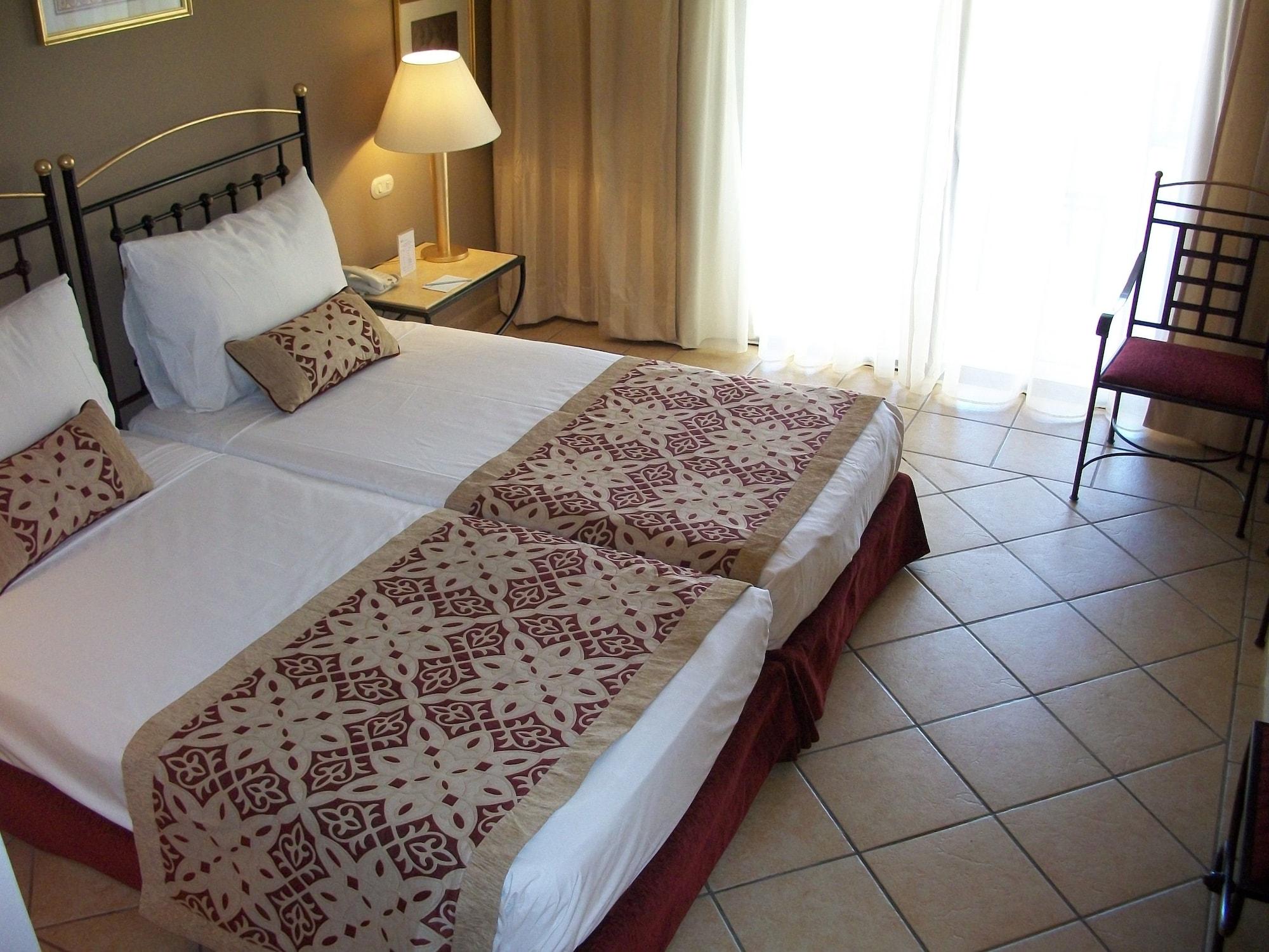 Jaz Makadi Saraya Resort Hurghada Eksteriør billede A bed runner