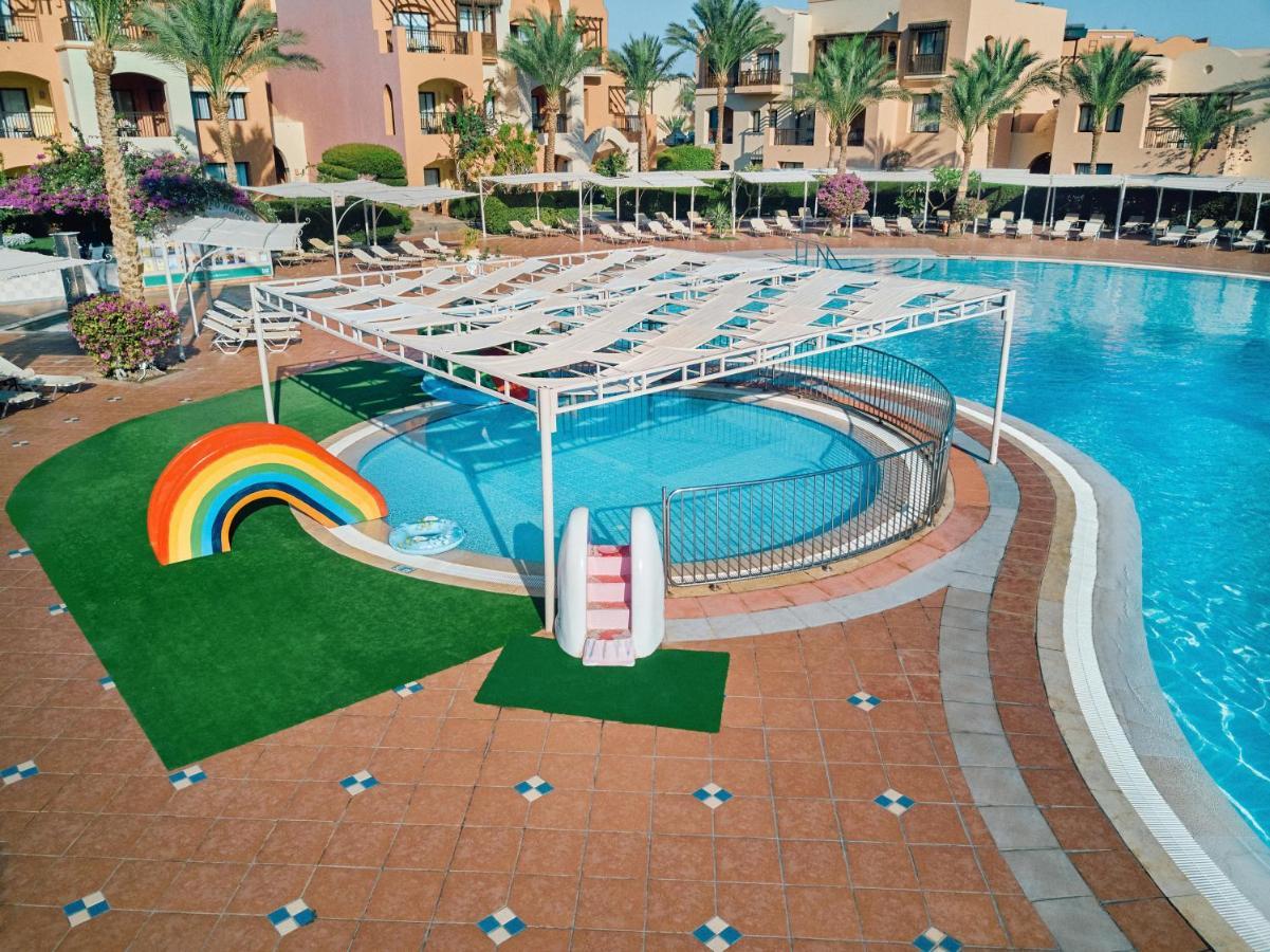 Jaz Makadi Saraya Resort Hurghada Eksteriør billede A swimming pool at a hotel in Egypt